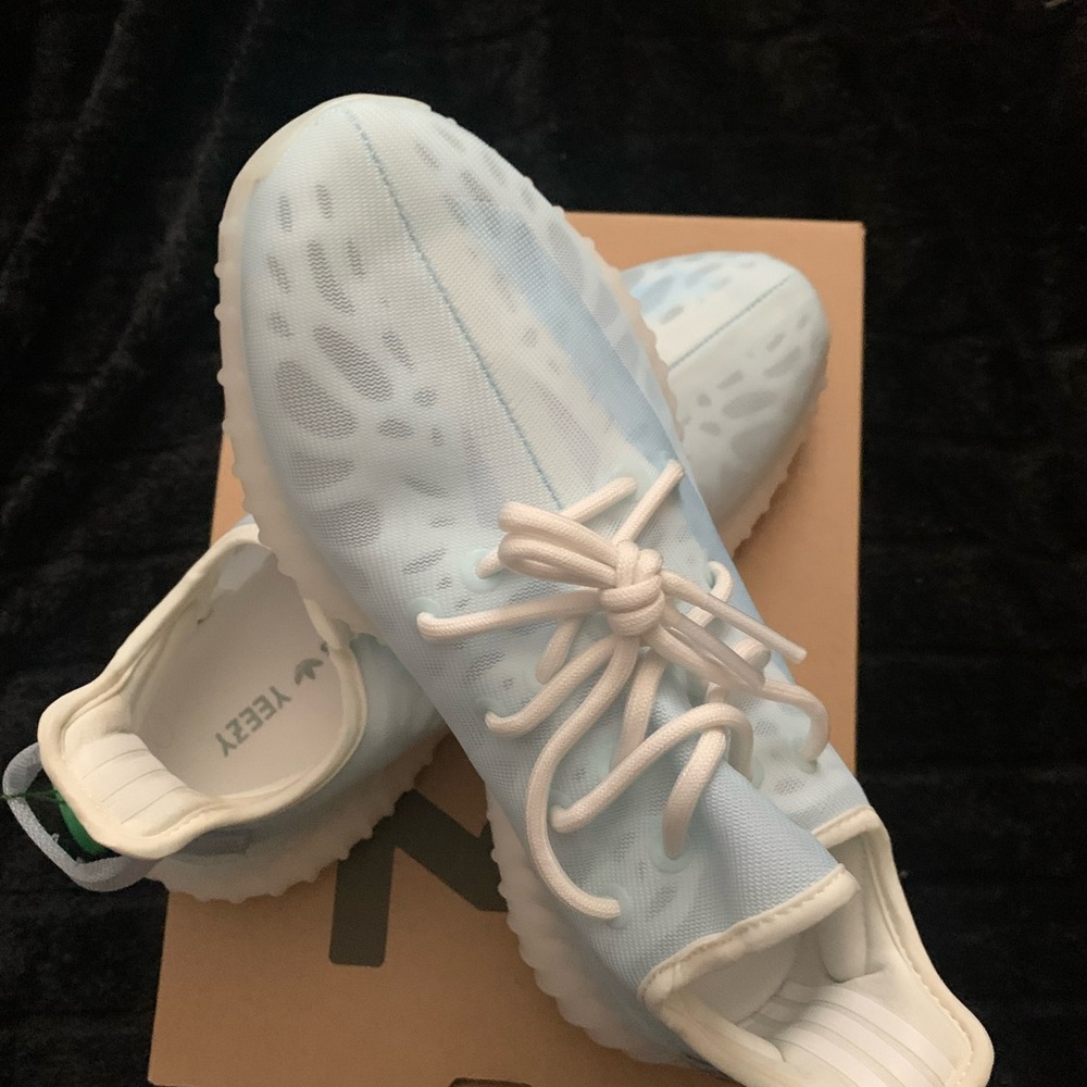 Brand new Yeezy 350 never warn in good condition